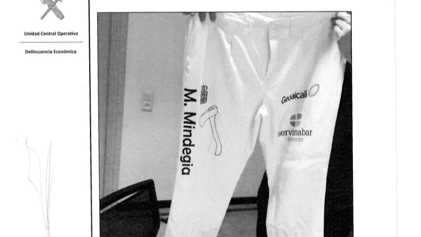 Imagen de los pantalones de aizkolari con los patrocinios