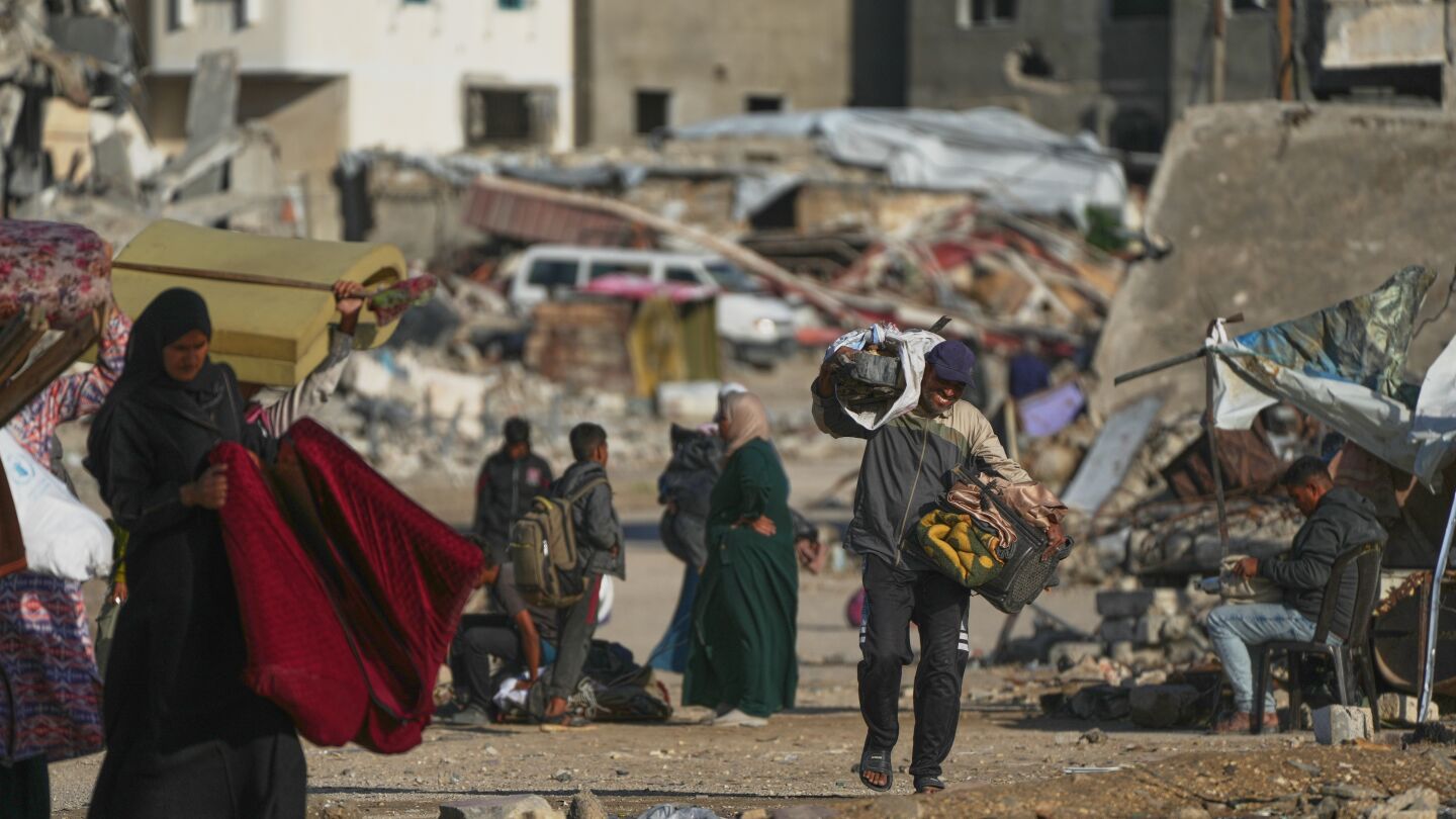 Ciudadanos gazat&iacute;es caminan por una Franja de Gaza totalmente destruida por los bombardeos israel&iacute;es