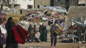 Ciudadanos gazat&iacute;es caminan por una Franja de Gaza totalmente destruida por los bombardeos israel&iacute;es