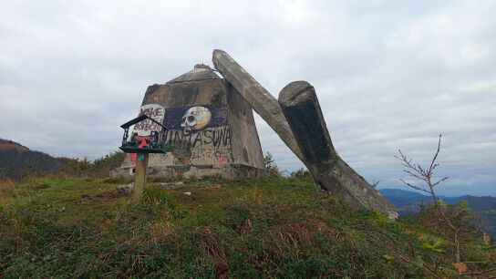 Desconocidos derriban la cruz de Morkaiku en Elgoibar (Gipuzkoa), construida en el franquismo