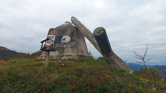 Desconocidos derriban la cruz de Morkaiku en Elgoibar (Gipuzkoa), construida en el franquismo Desconocidos derriban la cruz de Morkaiku en Elgoibar (Gipuzkoa), construida en el franquismo