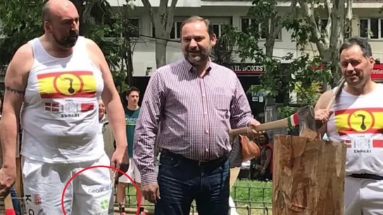 José Luis Ábalos y Koldo García con traje de aizkolari en el que patrocina a las empresas Geoalcali y Servinabar José Luis Ábalos y Koldo García con traje de aizkolari en el que patrocina a las empresas Geoalcali y Servinabar