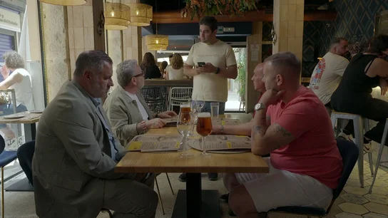 Alberto Chicote se confiesa al dueño de 'El Irreverente': "Me han dicho que no iba a tener cojones a comerme el pulpo" Alberto Chicote se confiesa al dueño de 'El Irreverente': "Me han dicho que no iba a tener cojones a comerme el pulpo"