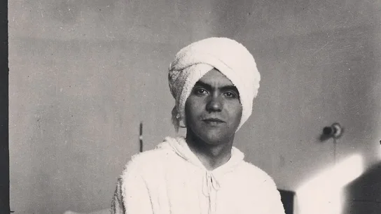 Federico García Lorca posa con un turbante en la Residencia de Estudiantes en 1924. Federico García Lorca posa con un turbante en la Residencia de Estudiantes en 1924.