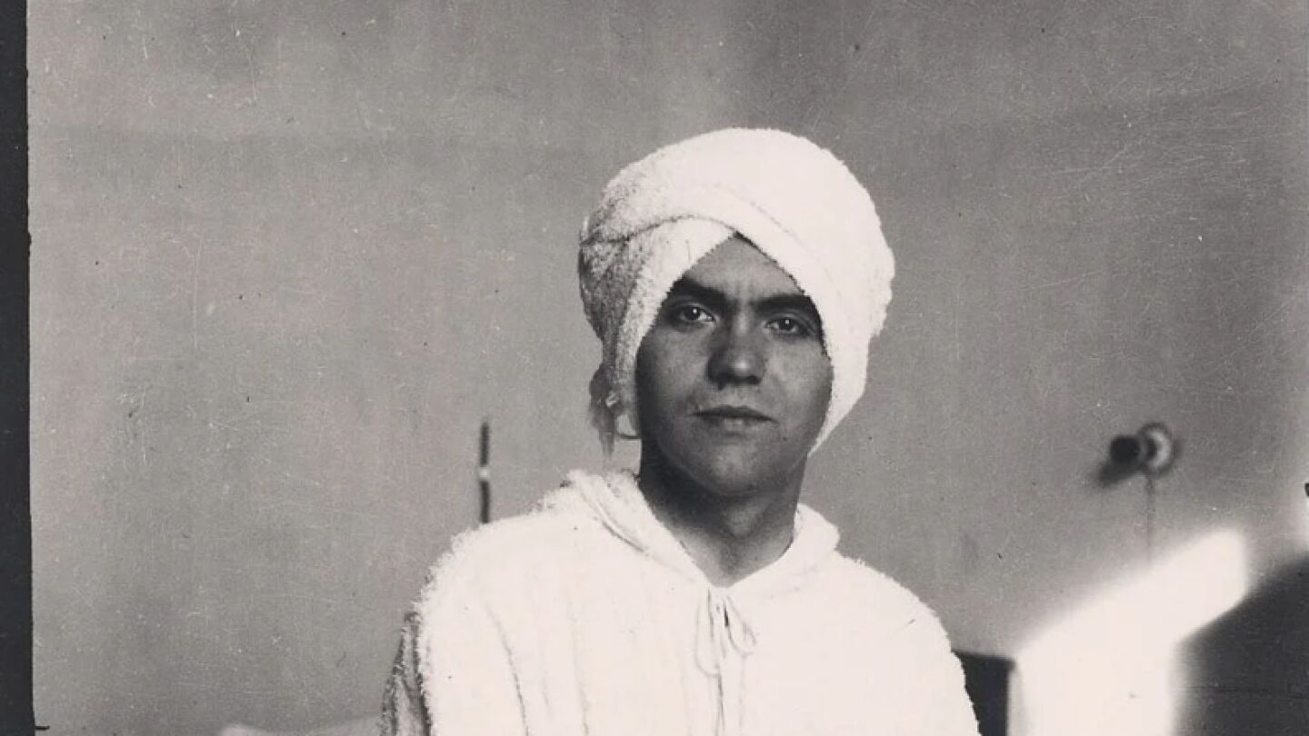 Federico García Lorca posa con un turbante en la Residencia de Estudiantes en 1924. 