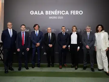De izquierda a derecha en la foto: Sr. Luis Celier, Dr. Miguel F. de Sanmamed, Dr. Carlos López-Otín, Dr. Josep Tabernero, Rubén Ventura, Silvia Garriga, Dr. Jaume Mora y Maria Macaya De izquierda a derecha en la foto: Sr. Luis Celier, Dr. Miguel F. de Sanmamed, Dr. Carlos López-Otín, Dr. Josep Tabernero, Rubén Ventura, Silvia Garriga, Dr. Jaume Mora y Maria Macaya