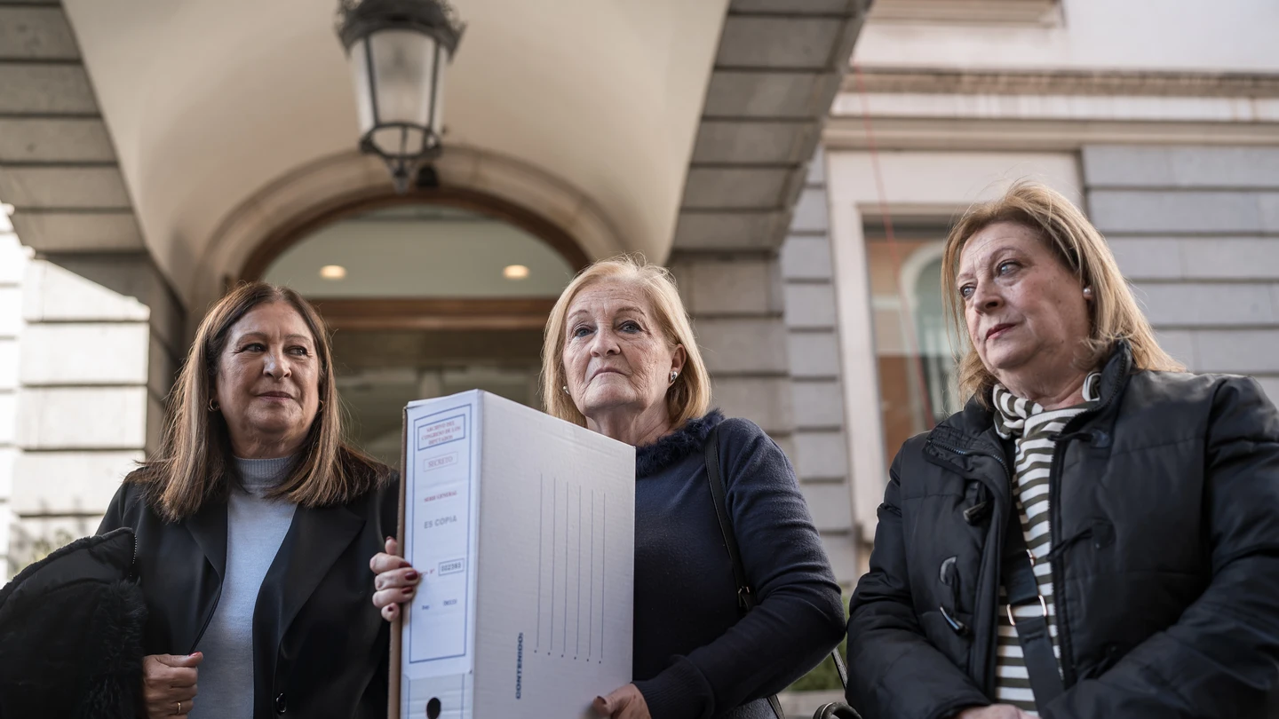 Puri, Dolores y Paqui con la documentación sobre el asesinato de su hermano García Caparrósque hasta ahora permanecía secreta en el Congreso Puri, Dolores y Paqui con la documentación sobre el asesinato de su hermano García Caparrósque hasta ahora permanecía secreta en el Congreso