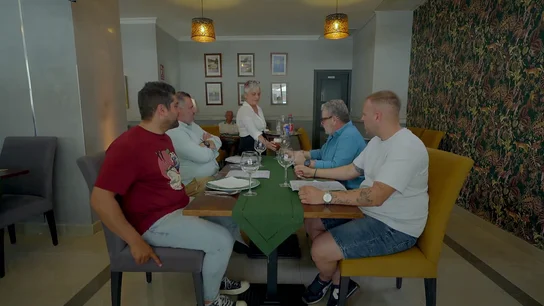 Una camarera sorprende a Alberto Chicote en Batalla de restaurantes: "Es la primera vez que trabajo aquí" Una camarera sorprende a Alberto Chicote en Batalla de restaurantes: "Es la primera vez que trabajo aquí"