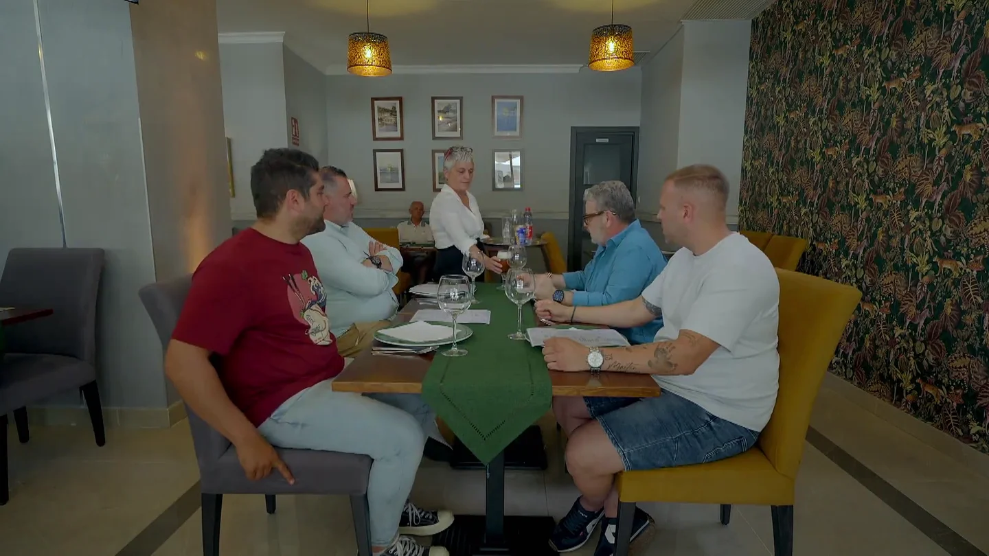 Una camarera sorprende a Alberto Chicote en Batalla de restaurantes: "Es la primera vez que trabajo aquí" Una camarera sorprende a Alberto Chicote en Batalla de restaurantes: "Es la primera vez que trabajo aquí"