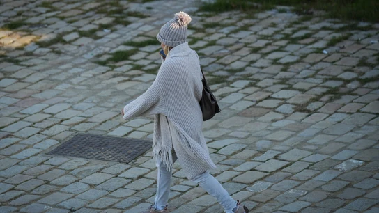 Una mujer abrigada en una ola de frío en Sevilla. Una mujer abrigada en una ola de frío en Sevilla.