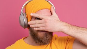 Hombre escuchando música y tapándose los ojos