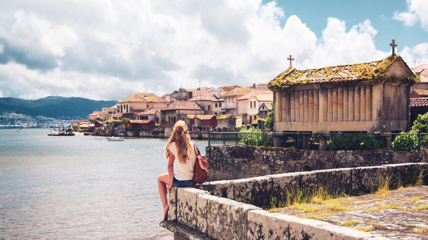 Chica joven viajando por Galicia