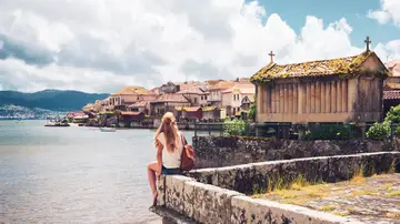 Chica joven viajando por Galicia Chica joven viajando por Galicia