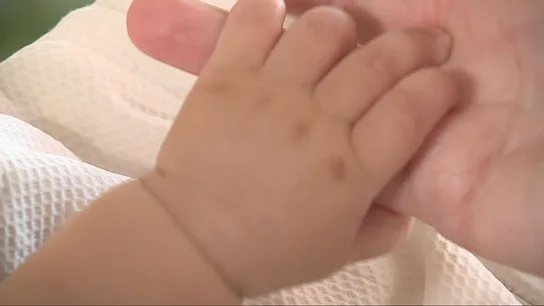 Imagen de la mano de un bebé junto con la de un adulto Imagen de la mano de un bebé junto con la de un adulto