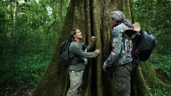 Mario Vaquerizo toca en Uganda "el tambor de los chimpancés"... y Gotzon Mantuliz y él acaban "rodeados" Mario Vaquerizo toca en Uganda "el tambor de los chimpancés"... y Gotzon Mantuliz y él acaban "rodeados"