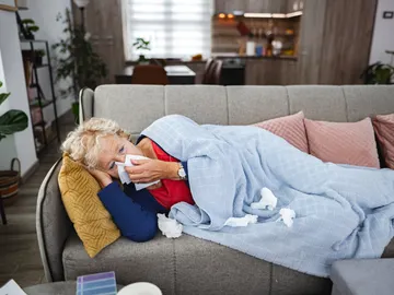 Mujer mayor con gripe Mujer mayor con gripe