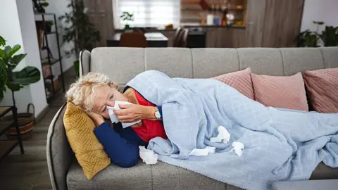 Mujer mayor con gripe Mujer mayor con gripe