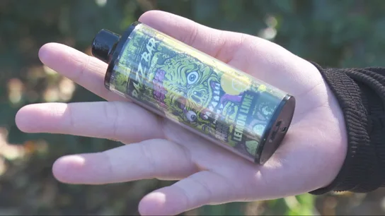 Así vapean los menores en pleno horario escolar: dispositivos en los bolsillos, ventas en los pasillos y riesgos que pocos toman en serio Así vapean los menores en pleno horario escolar: dispositivos en los bolsillos, ventas en los pasillos y riesgos que pocos toman en serio