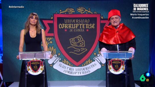 Wyoming, 'decano' de la 'Universidad Corruptense de Espa&ntilde;a', entrega el 'doctorado honoris causa judicial' a Santos Cerd&aacute;n por su "oratoria, templanza y manera de mentir descaradamente".