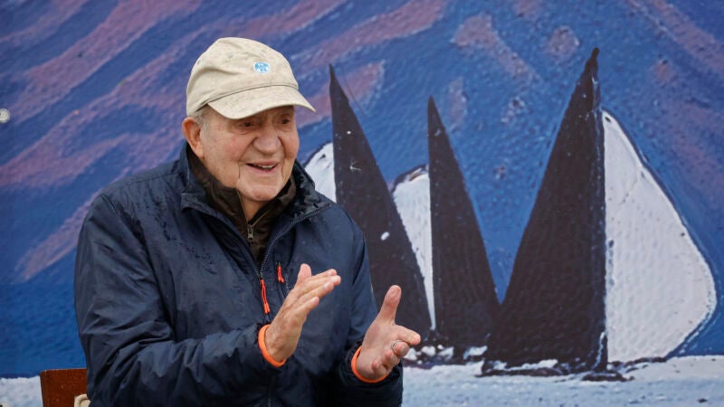 Imagen del rey em&eacute;rito Juan Carlos I durante una de las regatas de Sanxenxo