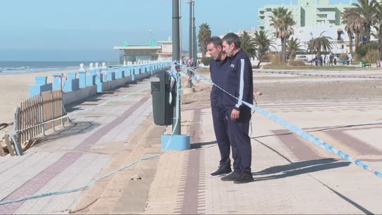 Vecinos observan el paseo marítimo de Matalascañas junto al mar Vecinos observan el paseo marítimo de Matalascañas junto al mar
