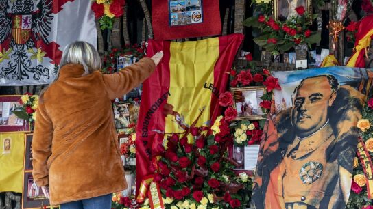 Una mujer realiza el saludo fascista ante el pante&oacute;n de la familia Franco, en el cementerio de Mingorrubio.