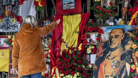 Una mujer realiza el saludo fascista ante el panteón de la familia Franco, en el cementerio de Mingorrubio. Una mujer realiza el saludo fascista ante el panteón de la familia Franco, en el cementerio de Mingorrubio.