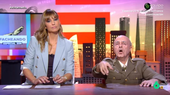 'Franco', sobre el catálogo de símbolos franquistas del Gobierno: "Yo no eliminaba símbolos rojos, directamente eliminaba a los rojos" Con motivo del 20N, Raúl Pérez se convierte en Franco y visita 'Facheando' para opinar sobre el catálogo de símbolos franquistas elaborado por el Gobierno para su retirada masiva.