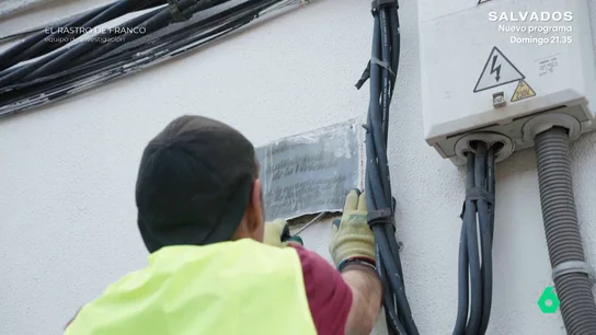 Un voluntario, retirando una placa franquista Un voluntario, retirando una placa franquista