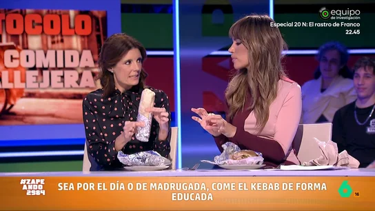 Sí, también hay protocolo para comerse un kebab: María José Gómez y Verdú explica en vídeo los pasos a seguir ¿Existe una forma 'elegante' de comerse un kebab? La experta en protocolo María José Gómez y Verdú explica cómo morder un kebab y un dürüm, qué hacer con el papel que lo envuelve y de qué forma evitar pringarnos con la salsa.