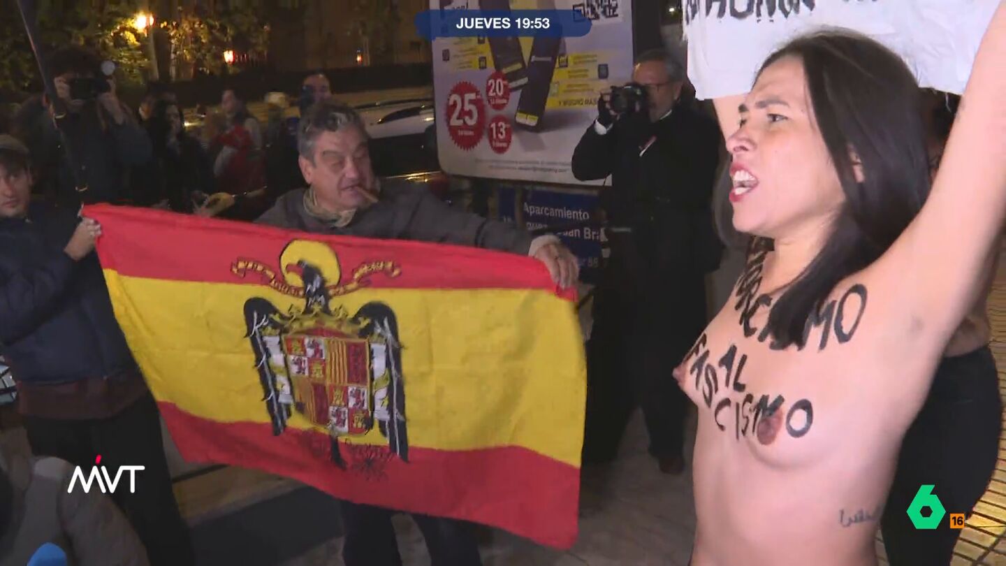 Dos mujeres protestan contra el fascismo con el torso desnudo en una misa en Madrid por la muerte de Franco