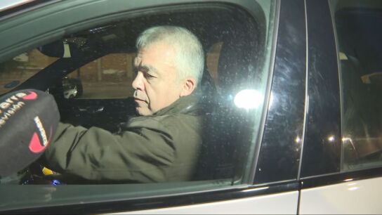 Santos Cerd&aacute;n este jueves por la noche a la salida de casa de sus padres en Navarra. 