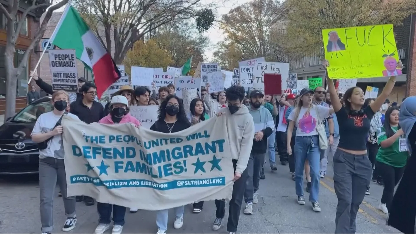 Estudiantes protestan en Charlotte (EEUU) contra las redadas antiinmigración del ICE Estudiantes protestan en Charlotte (EEUU) contra las redadas antiinmigración del ICE