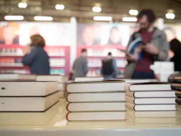 La mitad de los novelistas cree que la IA probablemente reemplazará por completo su trabajo La mitad de los novelistas cree que la IA probablemente reemplazará por completo su trabajo