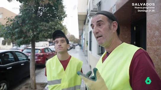 Dos voluntarios retirando placas franquistas Dos voluntarios retirando placas franquistas