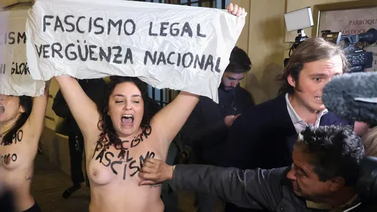 Un hombre toca el pecho a una de los dos activistas de Femen que protestan con motivo de la misa organizada por la Fundación Francisco Franco. Un hombre toca el pecho a una de los dos activistas de Femen que protestan con motivo de la misa organizada por la Fundación Francisco Franco.