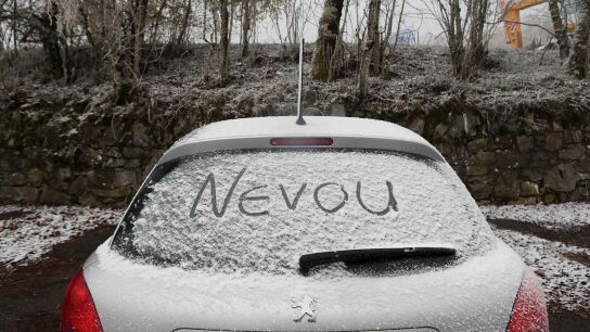 Vehículos durante la nevada en Pedrafita, a 20 de noviembre de 2025, en Lugo, Galicia (España).