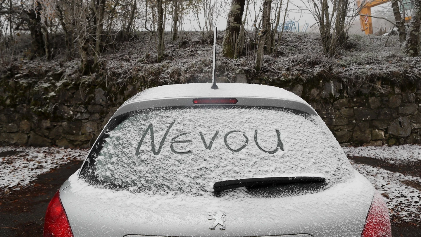 Vehículos durante la nevada en Pedrafita (Galicia). Vehículos durante la nevada en Pedrafita, a 20 de noviembre de 2025, en Lugo, Galicia (España).