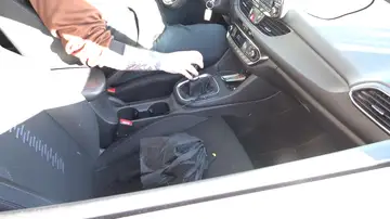 La multa inesperada por llevar un paraguas suelto en el coche: lo que dice la norma La multa inesperada por llevar un paraguas suelto en el coche: lo que dice la norma