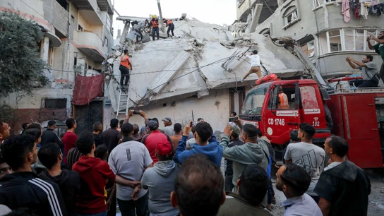 Palestinos inspeccionan el lugar de un ataque israelí, en la Ciudad de Gaza. Palestinos inspeccionan el lugar de un ataque israelí, en la Ciudad de Gaza.