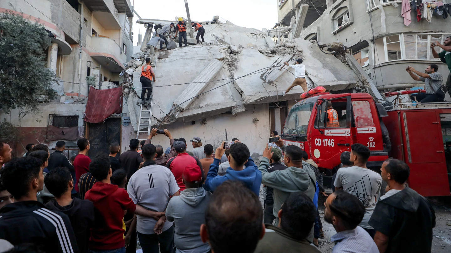 Palestinos inspeccionan el lugar de un ataque israelí, en la Ciudad de Gaza. Palestinos inspeccionan el lugar de un ataque israelí, en la Ciudad de Gaza.