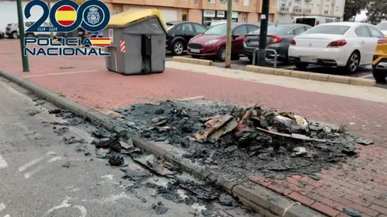 Lugar en el que una mujer habría incendiado un contenedor a cambio de droga en Gandía. Lugar en el que una mujer habría incendiado un contenedor a cambio de droga en Gandía.