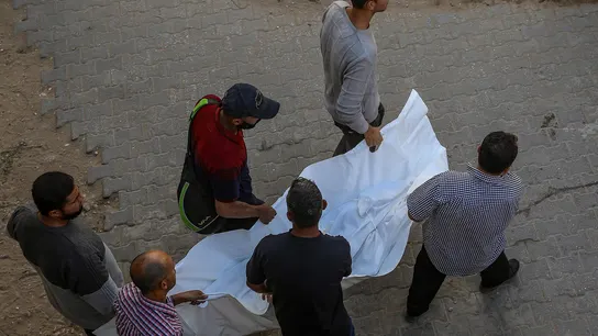 Varios palestinos se llevan el cuerpo de un fallecido por un ataque israelí en Gaza Varios palestinos se llevan el cuerpo de un fallecido por un ataque israelí en Gaza