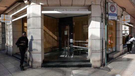 Imagen de la fachada principal de la cl&iacute;nica dental de Alzira (Valencia) donde fue atendida la ni&ntilde;a fallecida.