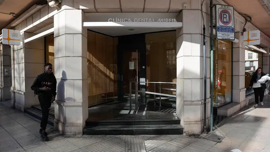 Imagen de la fachada principal de la clínica dental de Alzira (Valencia) donde fue atendida la niña fallecida. Imagen de la fachada principal de la clínica dental de Alzira (Valencia) donde fue atendida la niña fallecida.