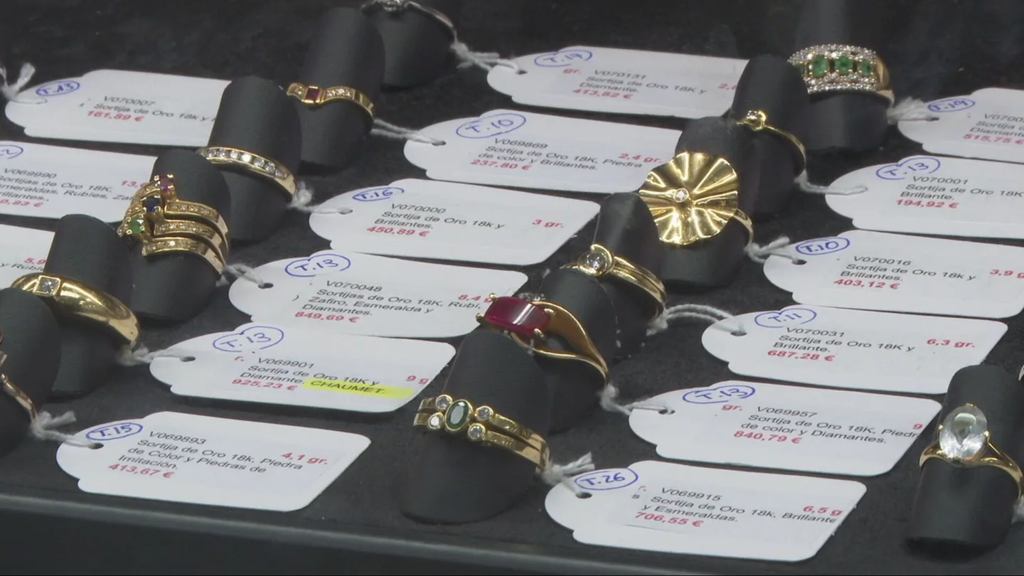 Obligados a empeñar joyas para llegar a fin de mes: la subida del oro dispara los créditos para cubrir necesidades básicas Obligados a empeñar joyas para llegar a fin de mes: la subida del oro dispara los créditos para cubrir necesidades básicas