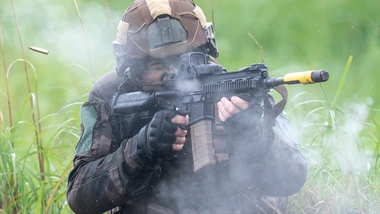 Imagen de archivo. Un soldado del ejército francés participa en un ejercicio militar conjunto entre la Fuerza de Autodefensa de Japón. Imagen de archivo. Un soldado del ejército francés participa en un ejercicio militar conjunto entre la Fuerza de Autodefensa de Japón.