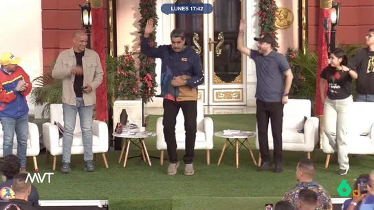 Cristina Pardo reacciona al baile de Maduro: "Parece una broma, pero no sé si a los venezolanos les hará tanta gracia" Mientras el Gobierno de Trump ya considera a Nicolás Maduro un terrorista y aumenta la tensión en torno a Venezuela, el presidente reacciona bailando. El momento, y la reacción de Cristina Pardo, en este vídeo.