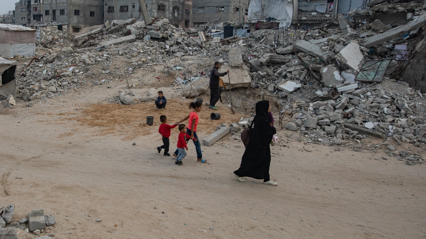 Una familia camina entre los escombros de Gaza. Una familia camina entre los escombros de Gaza.