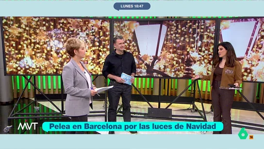 Iñaki López, tras ver a unas mujeres pelearse en Barcelona: "La gente está más pendiente de apostar que de separarlas" Los asistentes al encendido de las luces navideñas en Barcelona se vieron sorprendidos por la pelea que iniciaron cuatro mujeres. Estas comenzaron a tirarse del pelo y a darse puñetazos hasta que otros asistentes lograron separarlas.